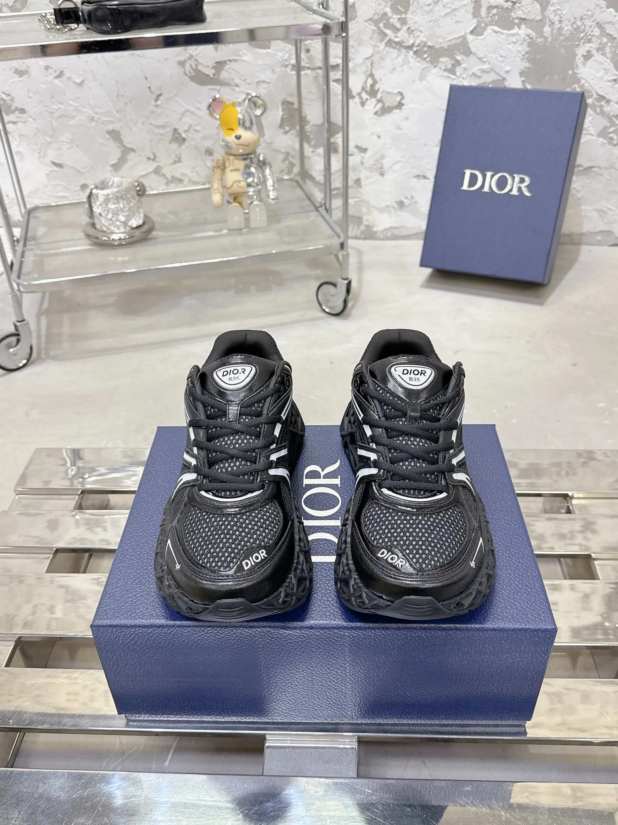 Factory price 780💰 Top version! ! ! Dior (B35) DIOR spring and summer men's wear show, the show was held at the Valle de Grasse School in Paris. Kim Jones drew inspiration from the works of South African artist Hylton Nel. The details of the shoes, clog soles and tribal elements, cleverly blended luxury craftsmanship and practicality, with fresh childishness and bright temperament, creating a new season hot spot. Dior KAWA Dior co-branded casual sports shoes reinterpret running shoes with Dior's high-end style. B35 is made of fine-textured leather and mesh fabric materials. It can be worn in all seasons, is comfortable and breathable, and has multiple lines on the shoe body to outline details. It has a full retro three-dimensional feel and can create a casual look all year round! Fabric: Cowhide/customized cloth material Lining: Imported breathable mesh Outsole: Original molded outsole Size: 39-46 (customized at 45.46)